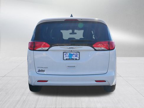 Used 2022 Chrysler Voyager LX image 6