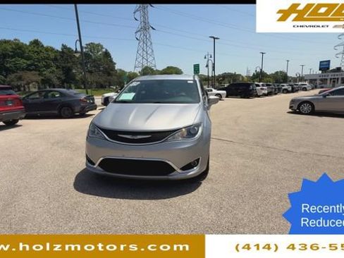 Used 2020 Chrysler Pacifica Touring FWD image 3