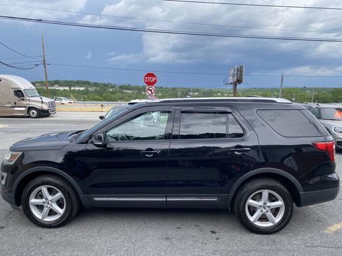Used 2017 Ford Explorer XLT w/ Equipment Group 202A AWD/4WD image 8