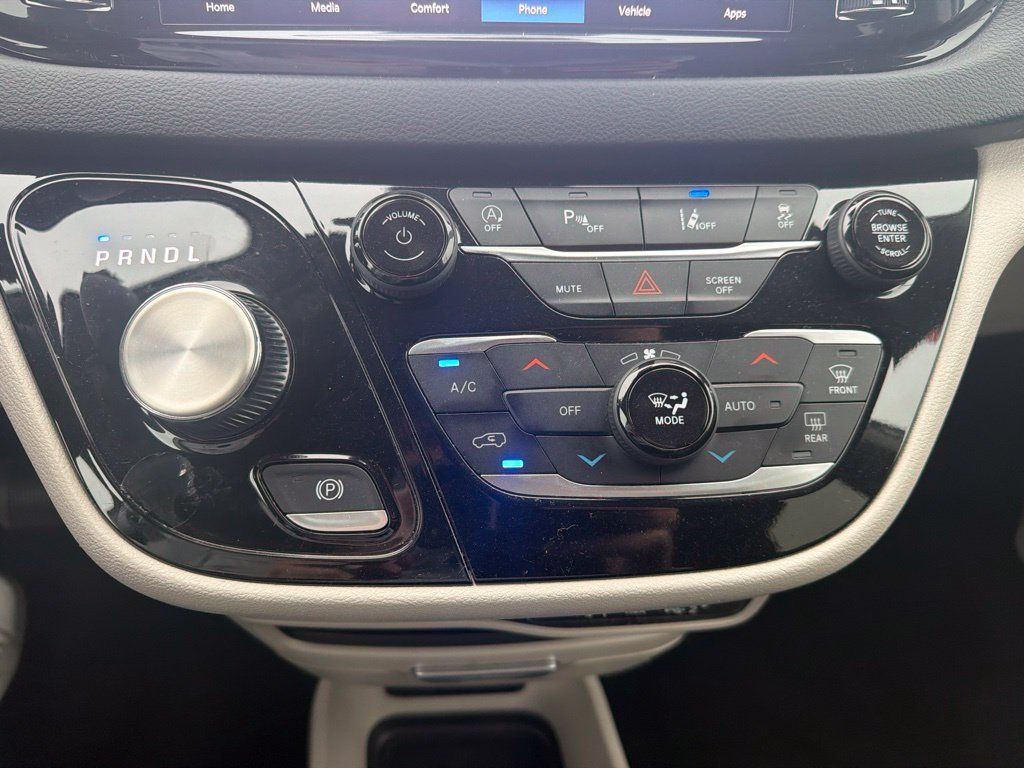 Used 2024 Chrysler Pacifica Touring-L FWD image 20
