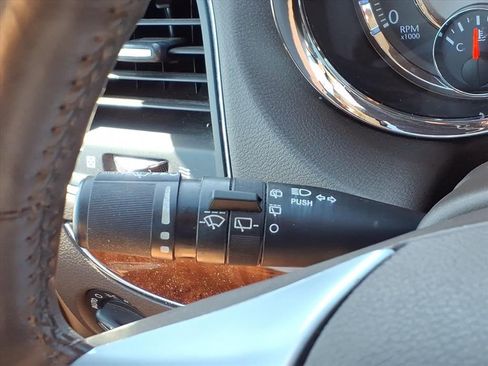 Used 2011 Chrysler Town & Country Limited image 20