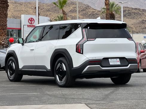 Certified 2024 Kia EV9 Light Long Range RWD image 5