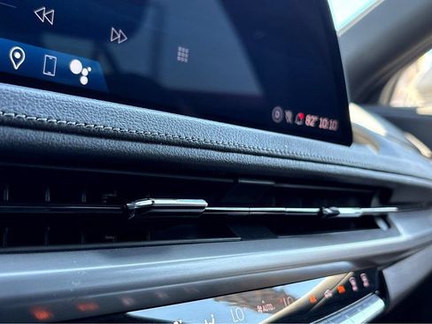 Used 2025 Cadillac XT4 Premium Luxury FWD image 31