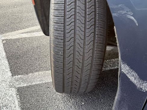 Used 2023 Chrysler Pacifica Touring-L FWD image 28