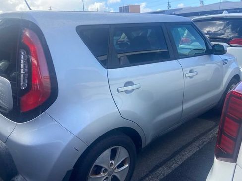 Used 2016 Kia Soul w/ Convenience Package FWD image 3