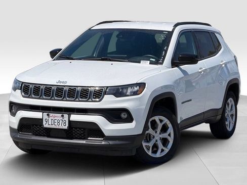 Used 2024 Jeep Compass Latitude AWD/4WD image 2