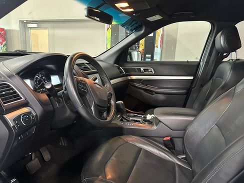 Used 2017 Ford Explorer XLT w/ Equipment Group 202A image 8