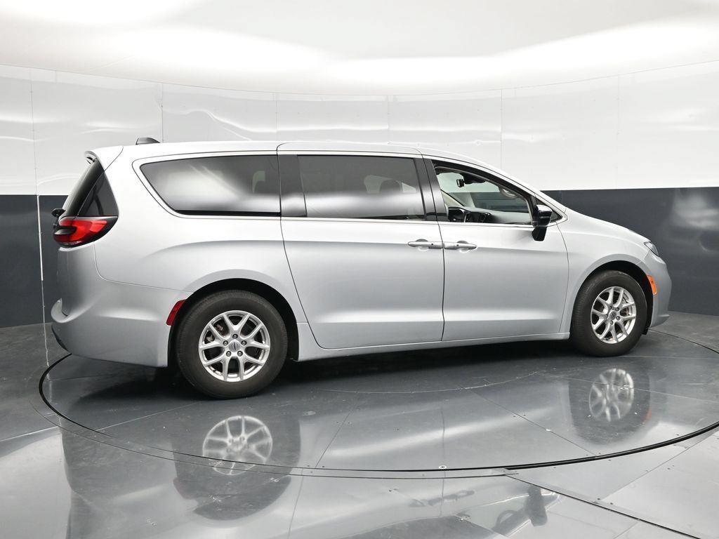 Used 2024 Chrysler Pacifica Touring-L FWD image 3