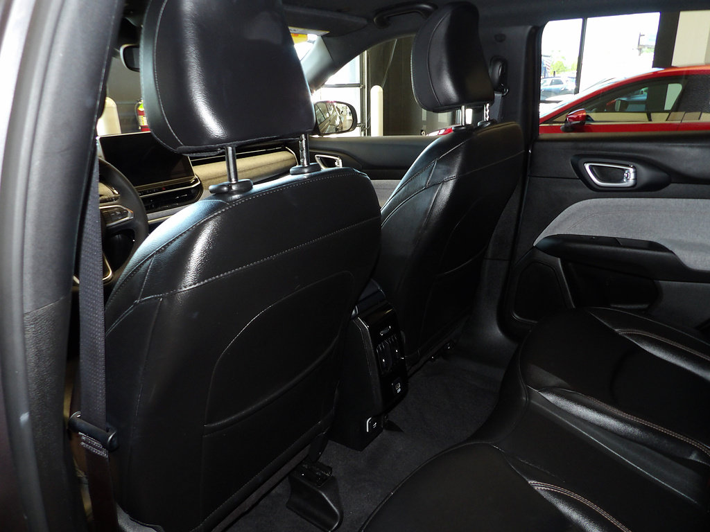 Used 2024 Jeep Compass Latitude AWD/4WD image 21
