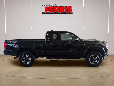 Used 2017 Toyota Tacoma TRD Sport w/ Tow Package (A/T) AWD/4WD image 6