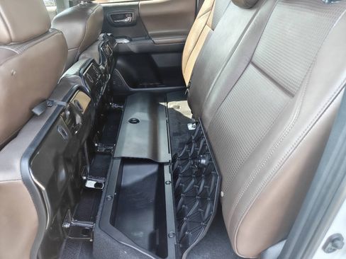 Used 2016 Toyota Tacoma Limited w/ Exterior Package AWD/4WD image 17
