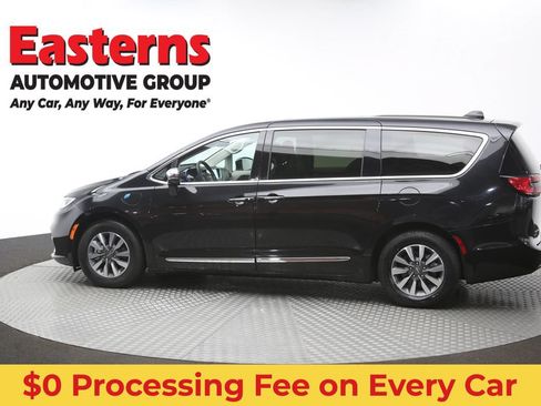 Used 2023 Chrysler Pacifica Limited FWD image 65