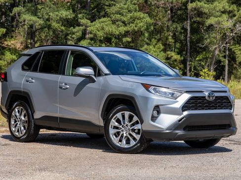 Used 2020 Toyota RAV4 XLE Premium FWD image 3