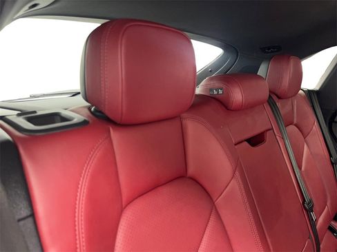 Used 2023 Porsche Macan Turbo image 39