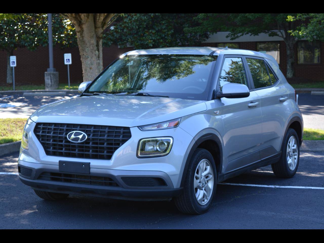 Used 2021 Hyundai Venue SE FWD image 1