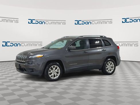 Used 2016 Jeep Cherokee Latitude w/ Cold Weather Group AWD/4WD image 4