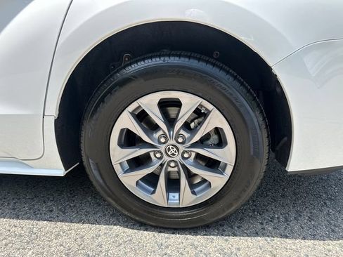 Used 2024 Toyota Sienna LE AWD/4WD image 15