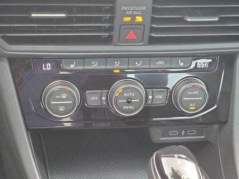 Used 2023 Volkswagen Jetta SE w/ Panoramic Sunroof Package image 25