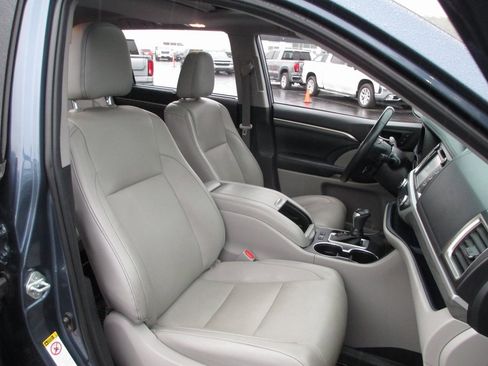 Used 2019 Toyota Highlander Limited image 21