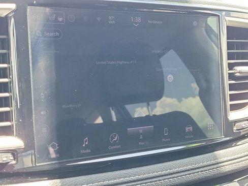 Used 2024 Chrysler Pacifica Limited FWD image 25