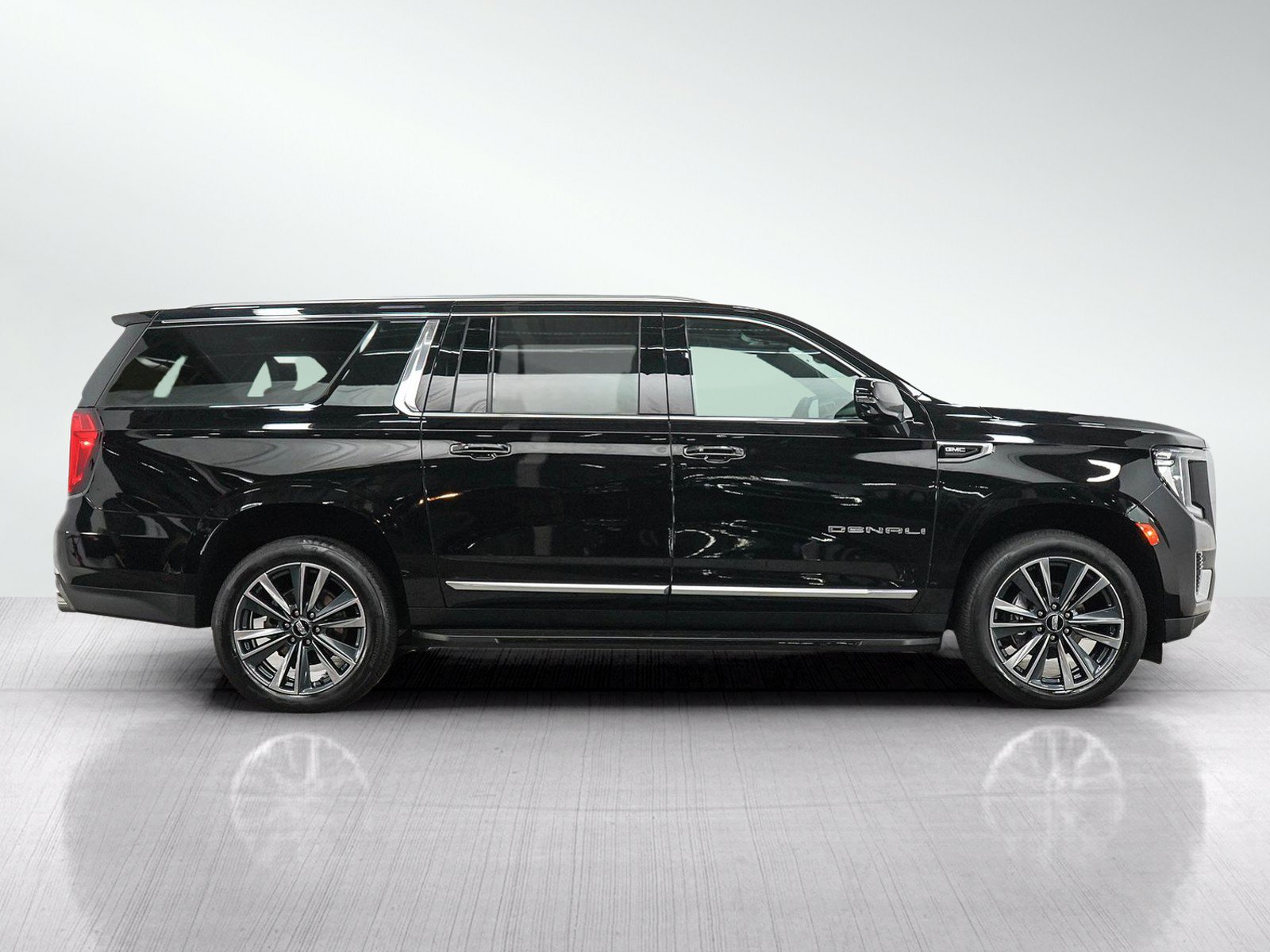 Used 2023 GMC Yukon XL Denali AWD/4WD image 6