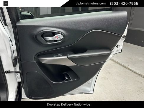 Used 2019 Jeep Cherokee Limited image 25