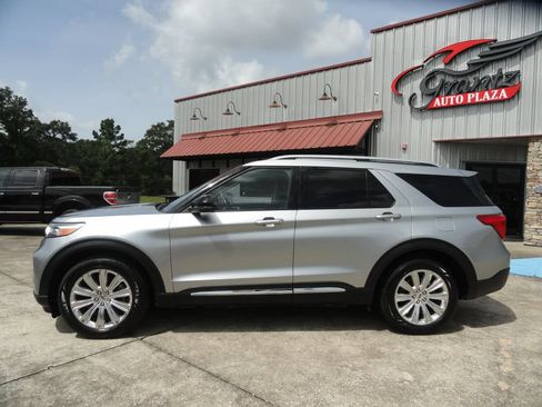 Used 2021 Ford Explorer Limited w/ Equipment Group 301A RWD image 3