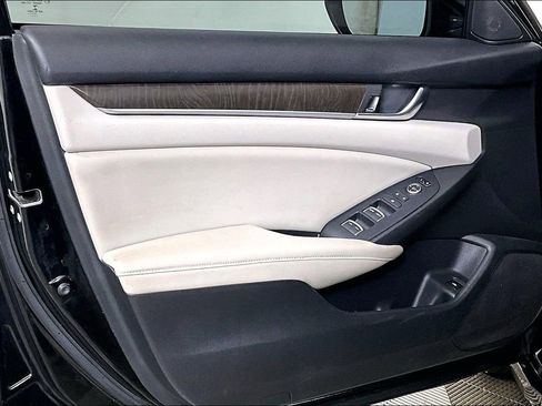 Used 2018 Honda Accord EX image 22