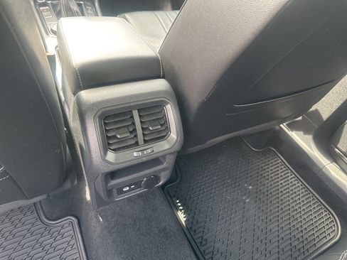 Used 2022 Volkswagen Tiguan SE w/ Panoramic Sunroof Package image 31