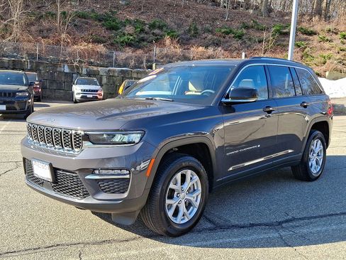 Used 2023 Jeep Grand Cherokee Limited image 3