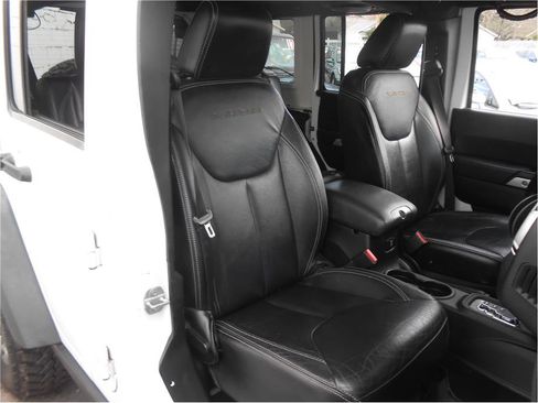 Used 2013 Jeep Wrangler Unlimited Rubicon w/ Connectivity Group image 12