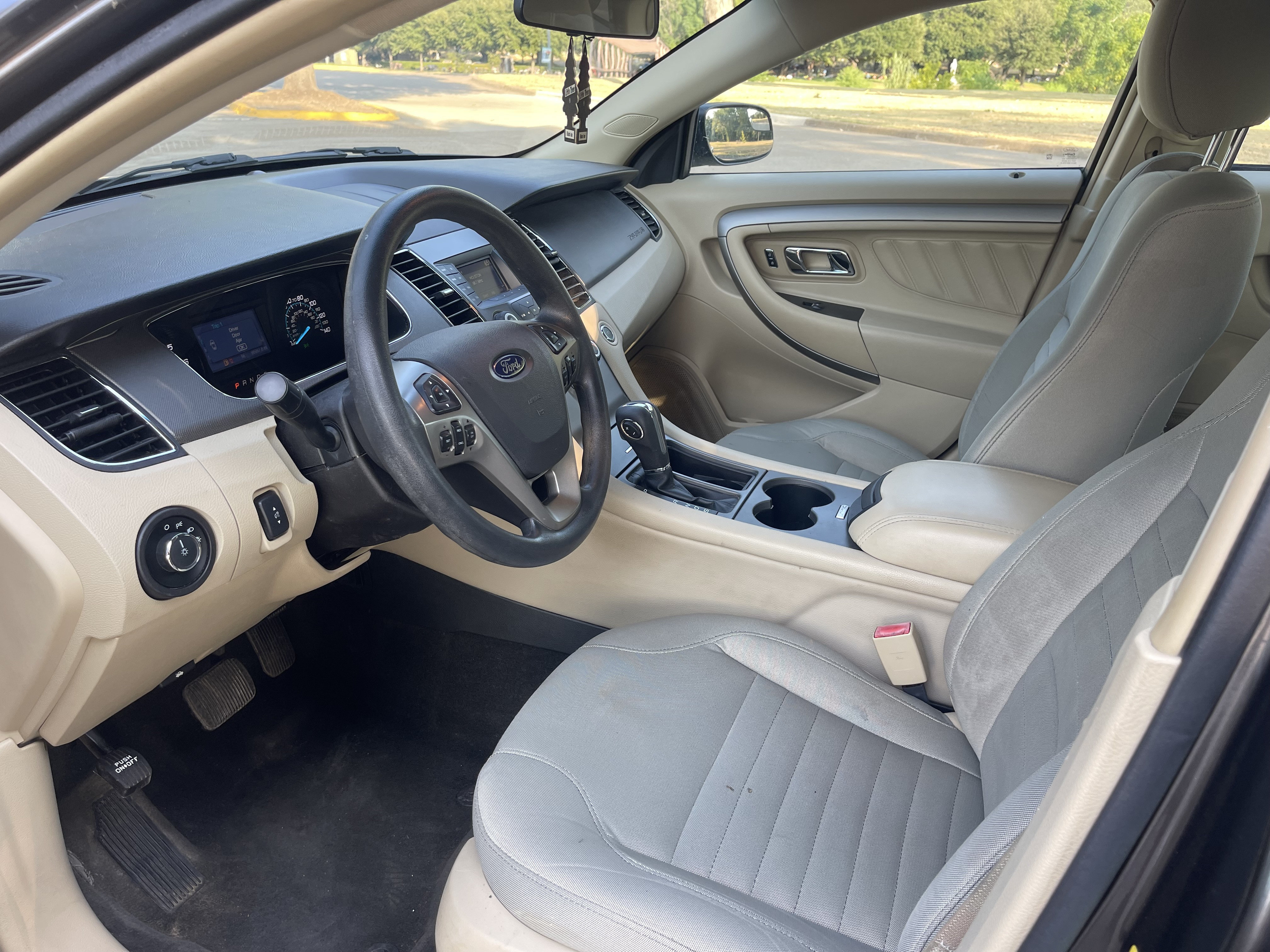 Used 2015 Ford Taurus SE FWD image 9