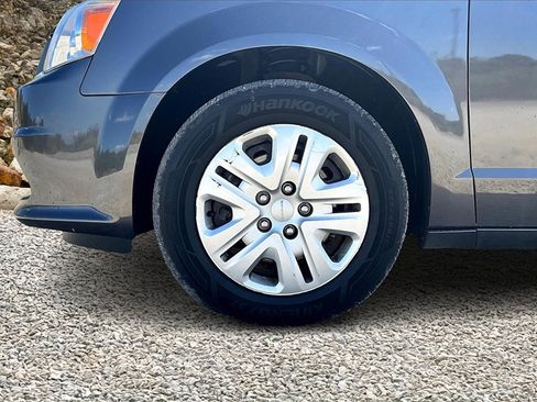 Used 2018 Dodge Grand Caravan SE w/ UConnect Hands-Free Group image 9