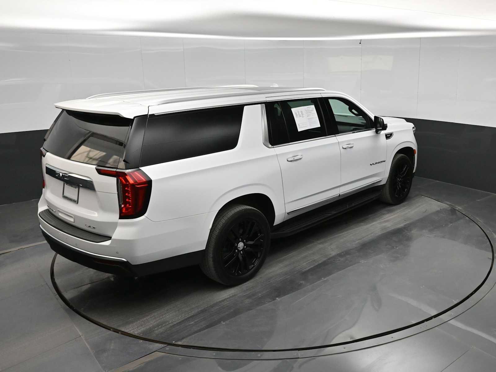 Used 2022 GMC Yukon XL SLT w/ SLT Premium Package AWD/4WD image 32
