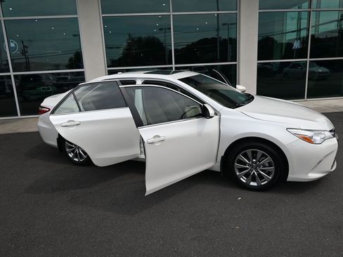 Used 2017 Toyota Camry XLE w/ Moonroof Package FWD image 35