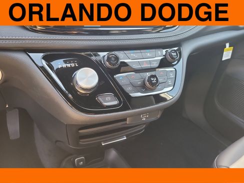 Used 2026 Chrysler Pacifica Select FWD image 18