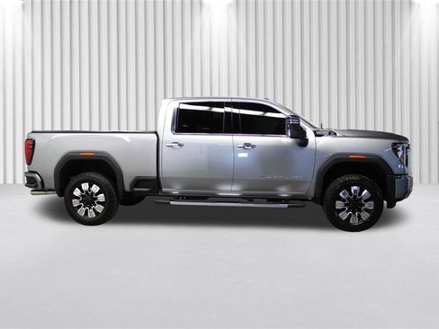 Used 2025 GMC Sierra 2500 Denali image 2