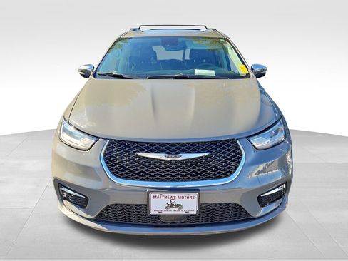 Used 2023 Chrysler Pacifica Limited image 2