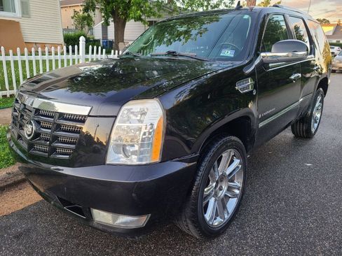 Used 2010 Cadillac Escalade Premium image 3