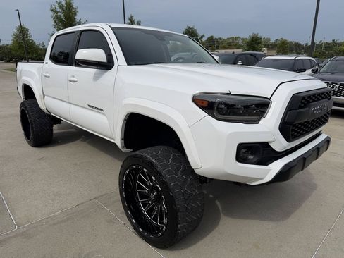 Used 2018 Toyota Tacoma SR5 RWD image 3
