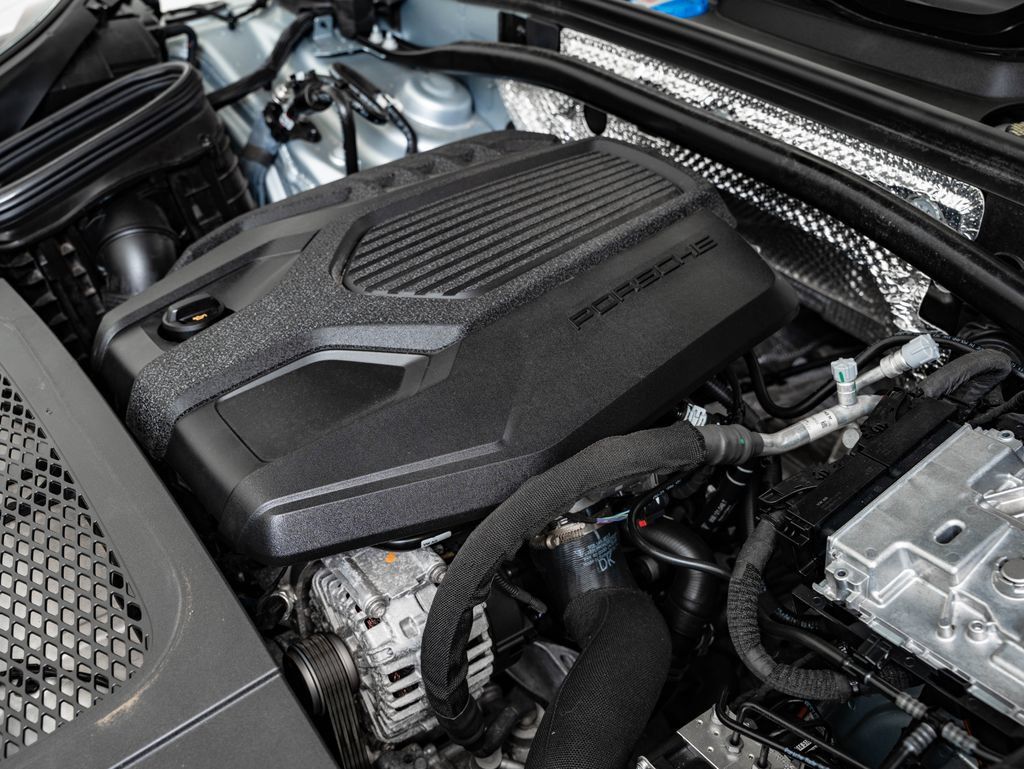 Used 2024 Porsche Macan AWD/4WD image 45