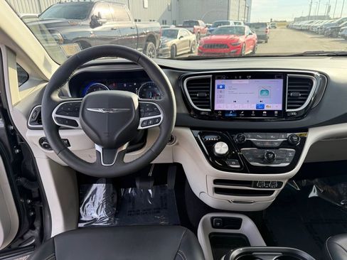 Used 2023 Chrysler Pacifica Touring-L image 12