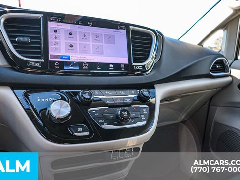Used 2024 Chrysler Pacifica Touring-L image 42