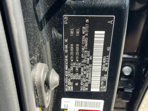 Used 2025 Toyota Highlander LE FWD image 26
