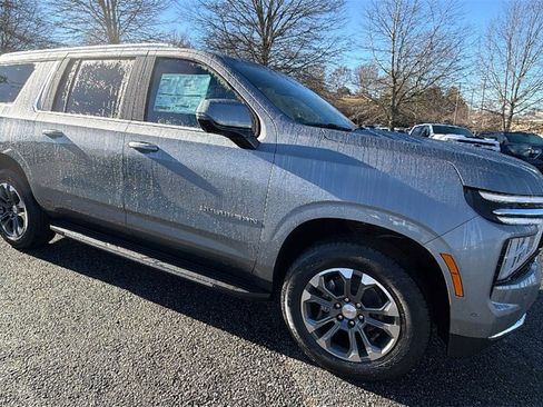 New 2026 Chevrolet Suburban LT image 3