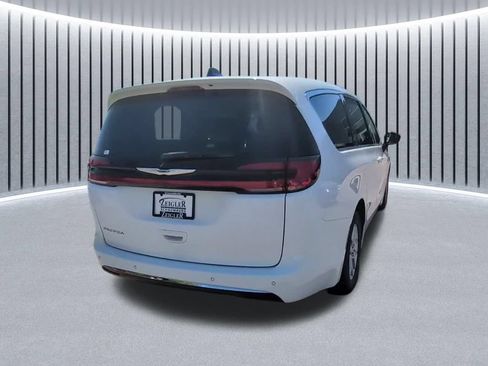 Used 2024 Chrysler Pacifica Touring-L FWD image 8