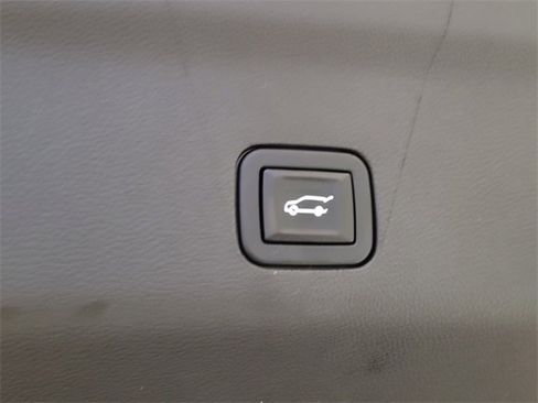 Used 2021 GMC Yukon AT4 w/ Technology Package image 15