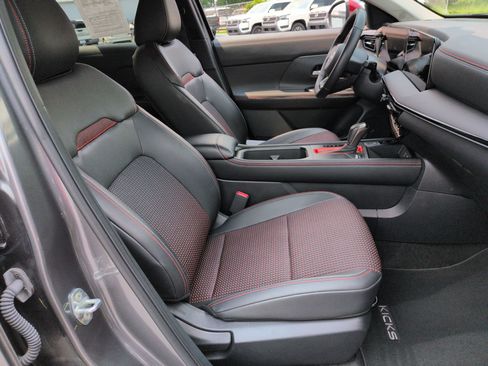 Used 2025 Nissan Kicks SR w/ Illumination Package FWD image 33