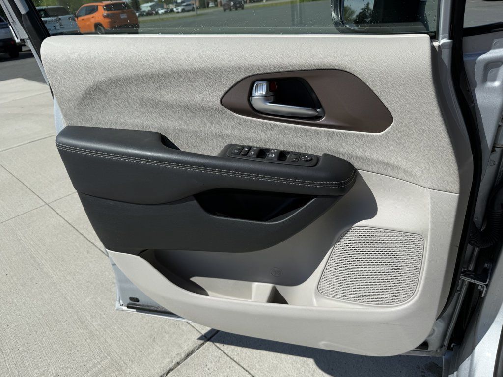 Used 2023 Chrysler Voyager LX FWD image 19