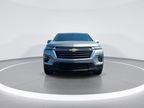 Used 2023 Chevrolet Traverse LT image 3